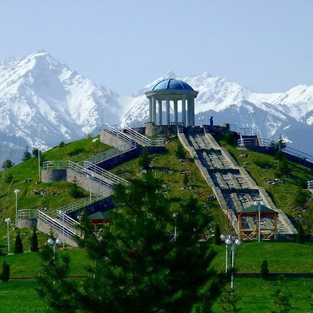 Апартаменты На Улице Розыбакиева, 275-2 Almaty Exterior photo